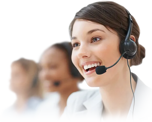 Atendente com headset sorrindo, ao telefone
