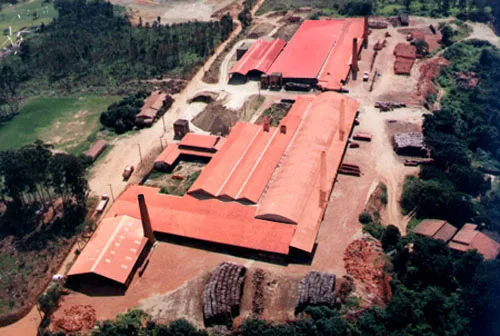 Vista aérea da fábrica da Cerâmica Navarro em Itu, com telhados vermelhos e pátio de produção
